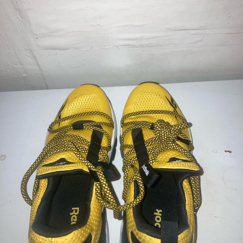 Athletic Reebok sized 9 - Picture 2 of 2